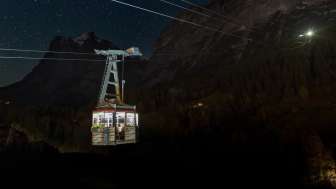 Cena sulla neve illuminata