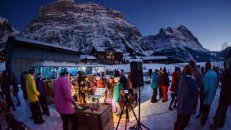 Festa alla fermata dell'autobus con DJ