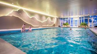 Famiglia in piscina