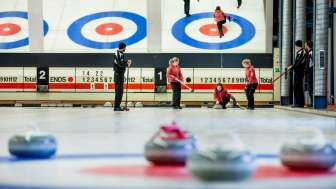 La pietra di curling viene spinta